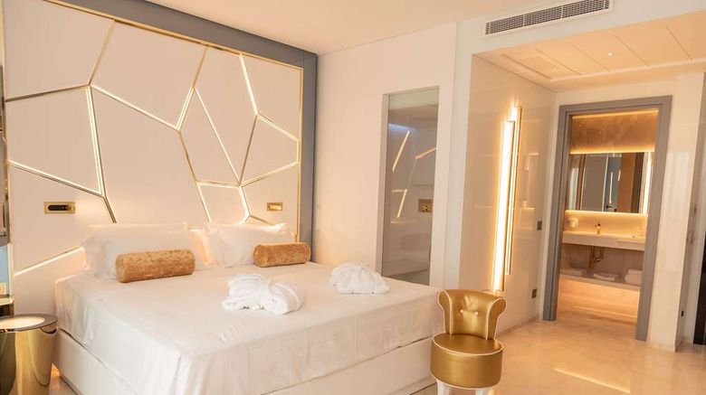 <b>Promenade Hotel Room</b>. Images powered by <a href="https://iceportal.shijigroup.com/" title="IcePortal" target="_blank">IcePortal</a>.