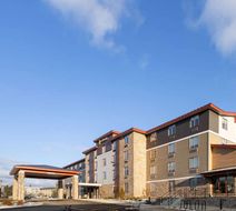 La Quinta Inn & Suites by Wyndham Exterior