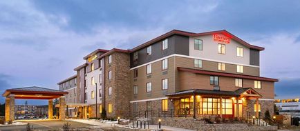 La Quinta Inn & Suites by Wyndham Exterior