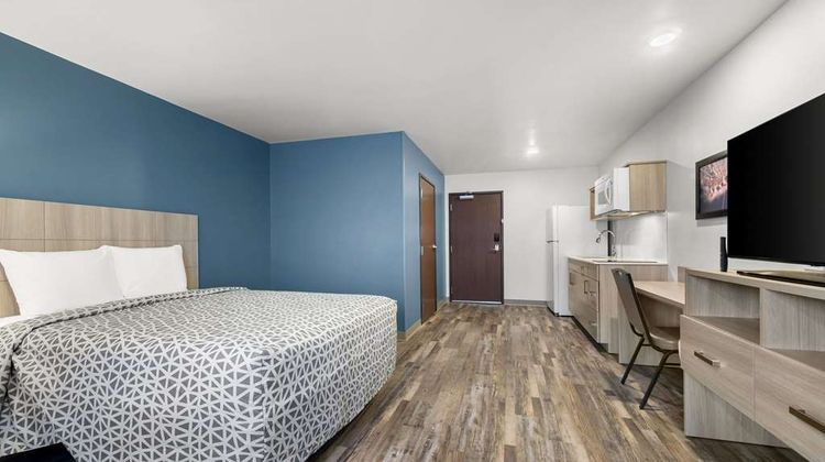 WoodSpring Suites Dearborn-Detroit Room
