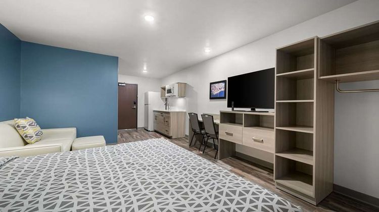 WoodSpring Suites Dearborn-Detroit Room