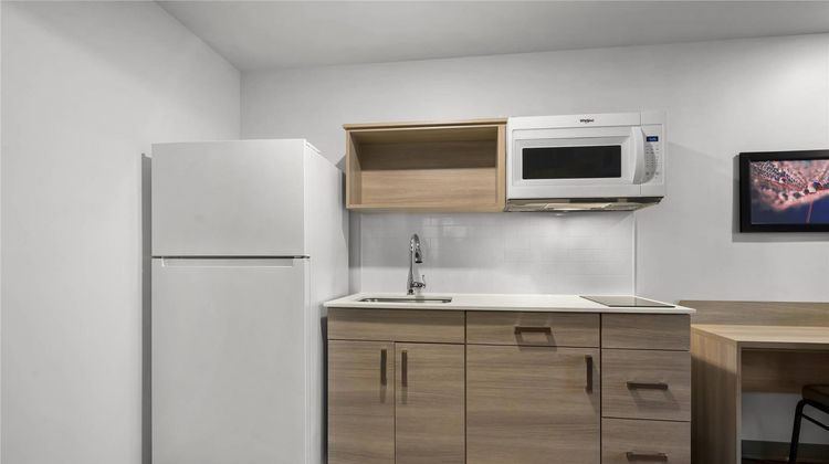 WoodSpring Suites Dearborn-Detroit Room