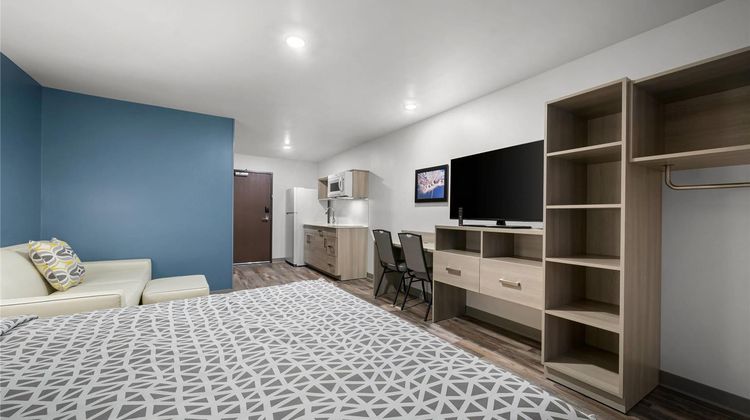 WoodSpring Suites Dearborn-Detroit Room
