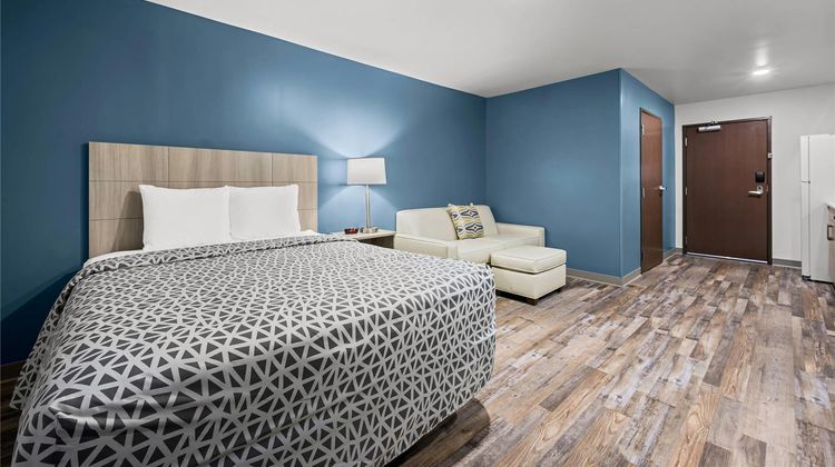 WoodSpring Suites Dearborn-Detroit Room