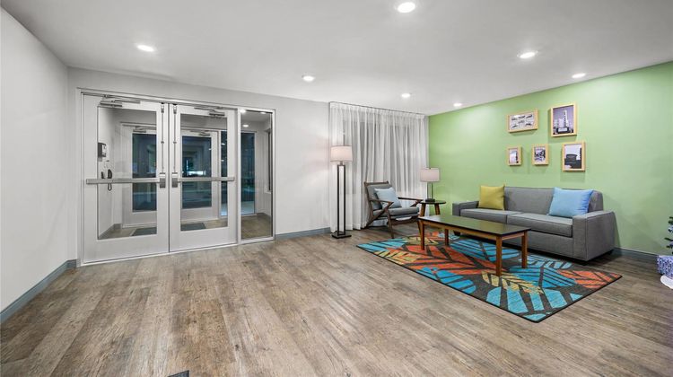 WoodSpring Suites Dearborn-Detroit Lobby