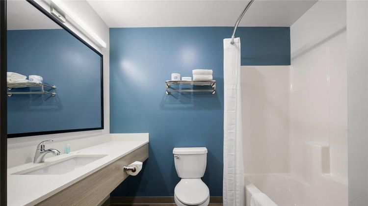 WoodSpring Suites Dearborn-Detroit Room