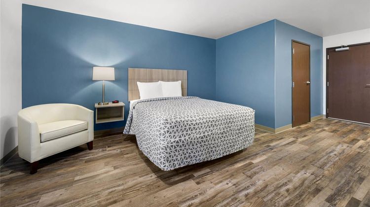 WoodSpring Suites Dearborn-Detroit Room