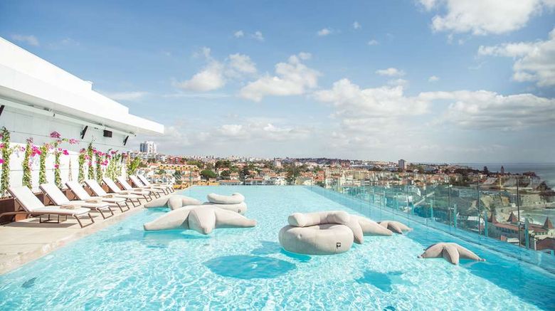 <b>SANA Classic Estoril Hotel Pool</b>. Images powered by <a href="https://iceportal.shijigroup.com/" title="IcePortal" target="_blank">IcePortal</a>.