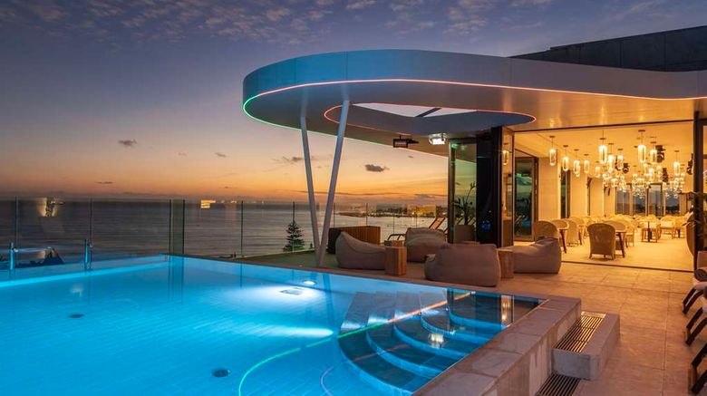 <b>SANA Classic Estoril Hotel Pool</b>. Images powered by <a href="https://iceportal.shijigroup.com/" title="IcePortal" target="_blank">IcePortal</a>.