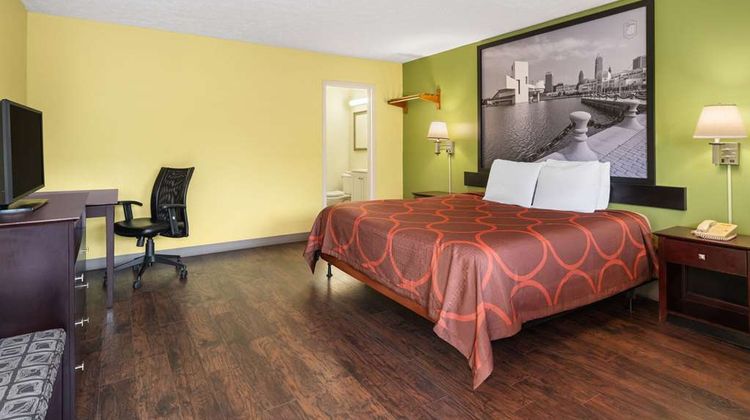 Super 8 by Wyndham Youngstown Room