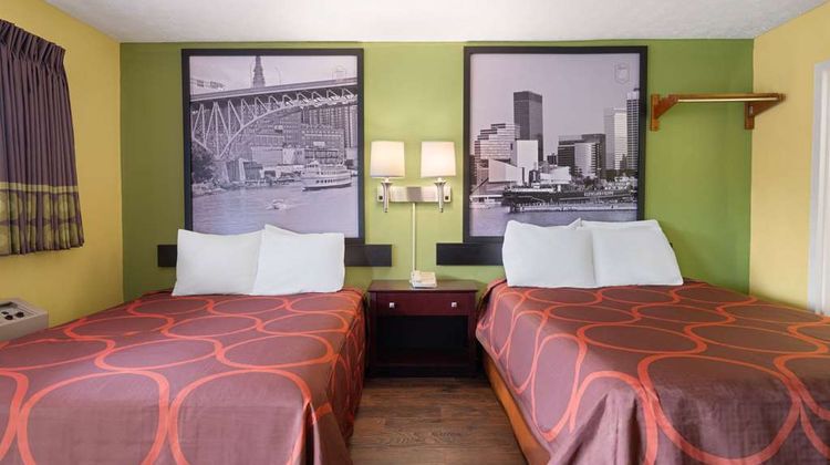 Super 8 by Wyndham Youngstown Room
