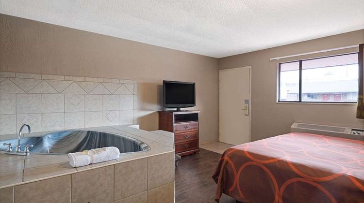 Super 8 by Wyndham Youngstown Suite