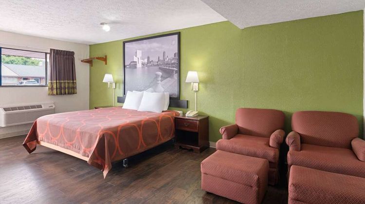 Super 8 by Wyndham Youngstown Suite