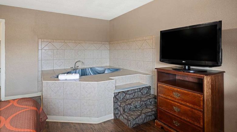 <b>Super 8 by Wyndham Youngstown Suite</b>. Images powered by <a href="https://iceportal.shijigroup.com/" title="IcePortal" target="_blank">IcePortal</a>.