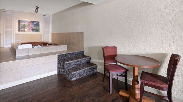 <b>Super 8 by Wyndham Youngstown Suite</b>. Images powered by <a href="https://iceportal.shijigroup.com/" title="IcePortal" target="_blank">IcePortal</a>.
