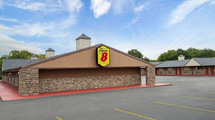 Super 8 by Wyndham Youngstown Exterior