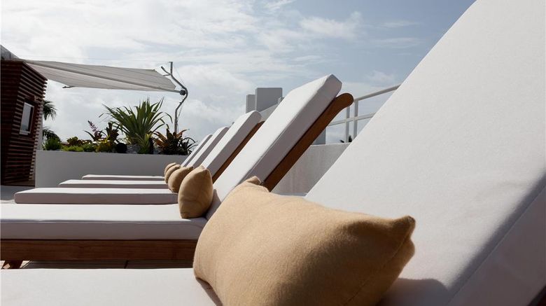 <b>Dream South Beach by Hyatt Pool</b>. Images powered by <a href="https://iceportal.shijigroup.com/" title="IcePortal" target="_blank">IcePortal</a>.