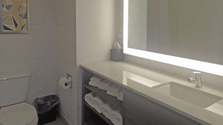 Comfort Inn & Suites near Coliseum Room