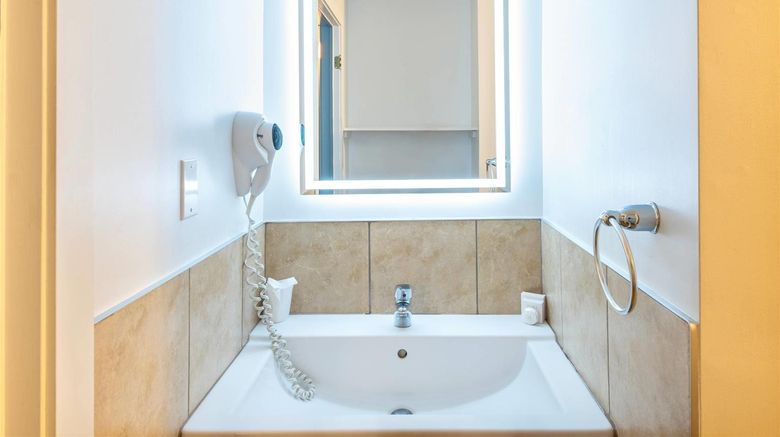 <b>Clarion Pointe La Malbaie Room</b>. Images powered by <a href="https://iceportal.shijigroup.com/" title="IcePortal" target="_blank">IcePortal</a>.