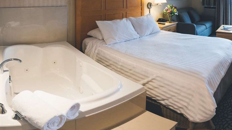 The Pinnacle Hotel Suite