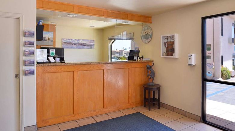 <b>Edgewater Inn & Suites Lobby</b>. Images powered by <a href="https://iceportal.shijigroup.com/" title="IcePortal" target="_blank">IcePortal</a>.