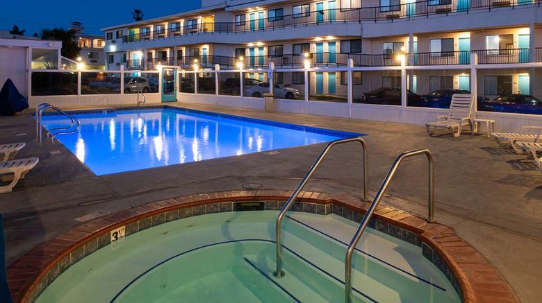 <b>Edgewater Inn & Suites Pool</b>. Images powered by <a href="https://iceportal.shijigroup.com/" title="IcePortal" target="_blank">IcePortal</a>.