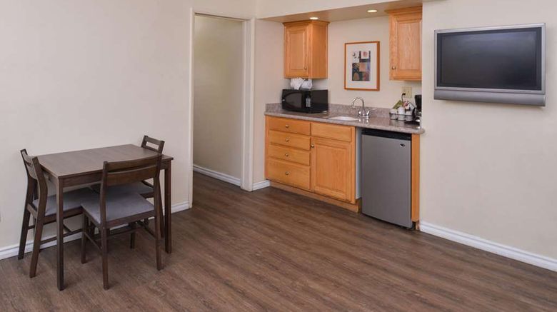 <b>Edgewater Inn & Suites Suite</b>. Images powered by <a href="https://iceportal.shijigroup.com/" title="IcePortal" target="_blank">IcePortal</a>.