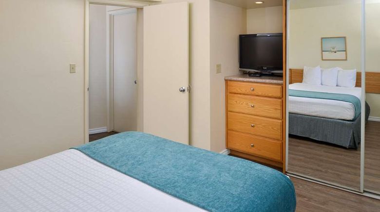 <b>Edgewater Inn & Suites Suite</b>. Images powered by <a href="https://iceportal.shijigroup.com/" title="IcePortal" target="_blank">IcePortal</a>.
