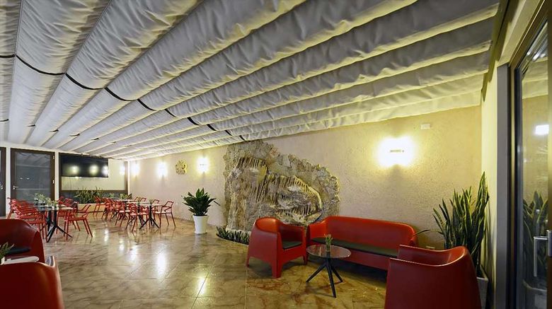 <b>Best Western Hotel Martello Restaurant</b>. Images powered by <a href="https://iceportal.shijigroup.com/" title="IcePortal" target="_blank">IcePortal</a>.