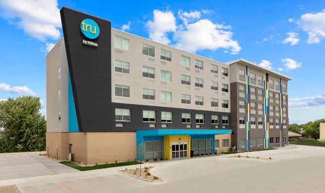 Tru by Hilton Lincoln East Exterior