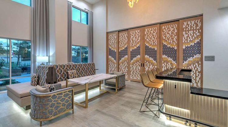 Hampton Inn & Suites The Woodlands Lobby