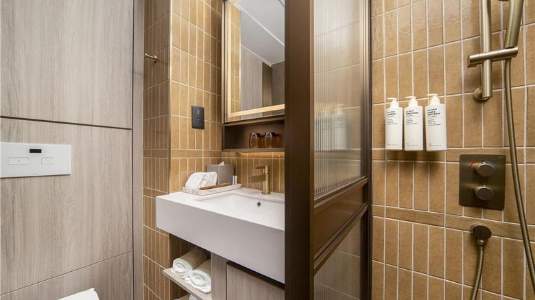 <b>Motto by Hilton Hong Kong Soho Room</b>. Images powered by <a href="https://iceportal.shijigroup.com/" title="IcePortal" target="_blank">IcePortal</a>.