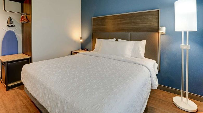 <b>Tru by Hilton Leland Wilmington Room</b>. Images powered by <a href="https://iceportal.shijigroup.com/" title="IcePortal" target="_blank">IcePortal</a>.