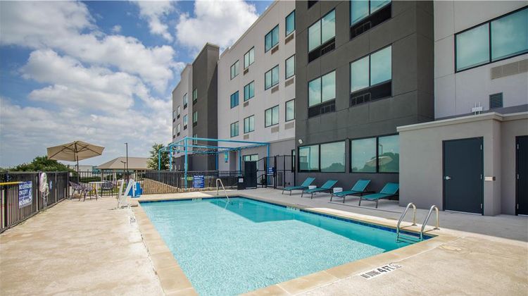 Tru by Hilton McKinney Pool