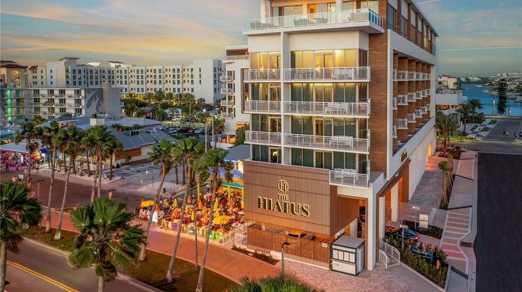 Hiatus Clearwater Beach-Curio Collection Exterior