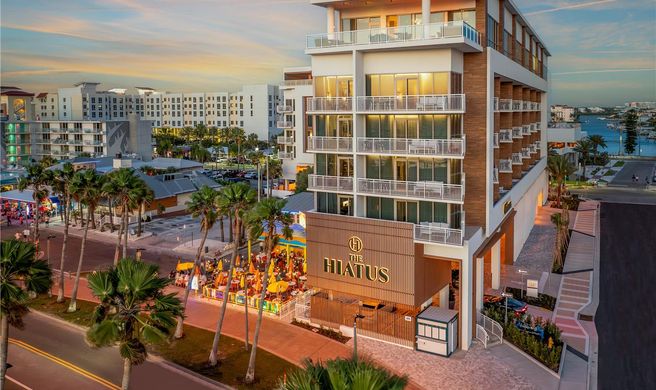 Hiatus Clearwater Beach-Curio Collection Exterior