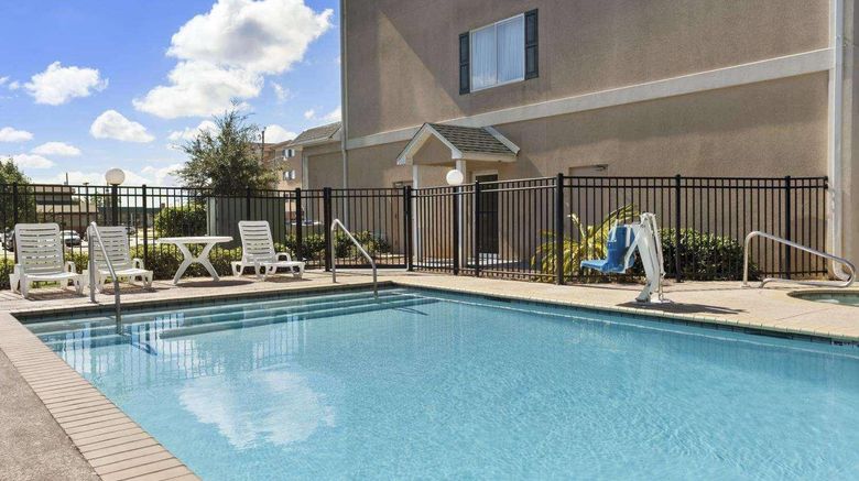 <b>Country Inn & Suites by Radisson Pool</b>. Images powered by <a href="https://iceportal.shijigroup.com/" title="IcePortal" target="_blank">IcePortal</a>.