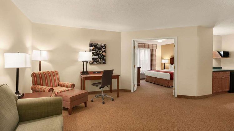 Country Inn & Suites Ames Suite