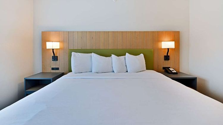 Country Inn & Suites Bloomington-Normal Suite