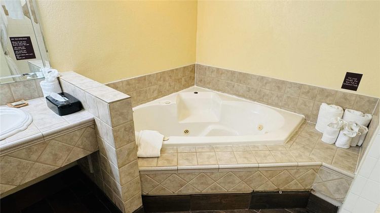 Country Inn & Suites Mishawaka Suite