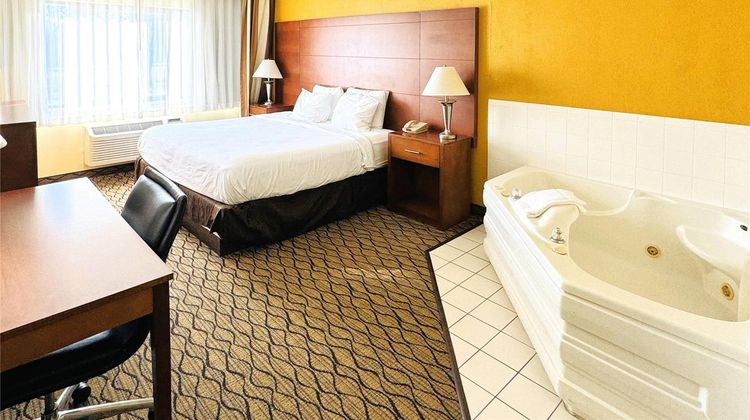 Country Inn & Suites Mishawaka Suite