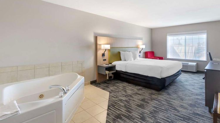 Country Inn & Suites St. Peters Suite