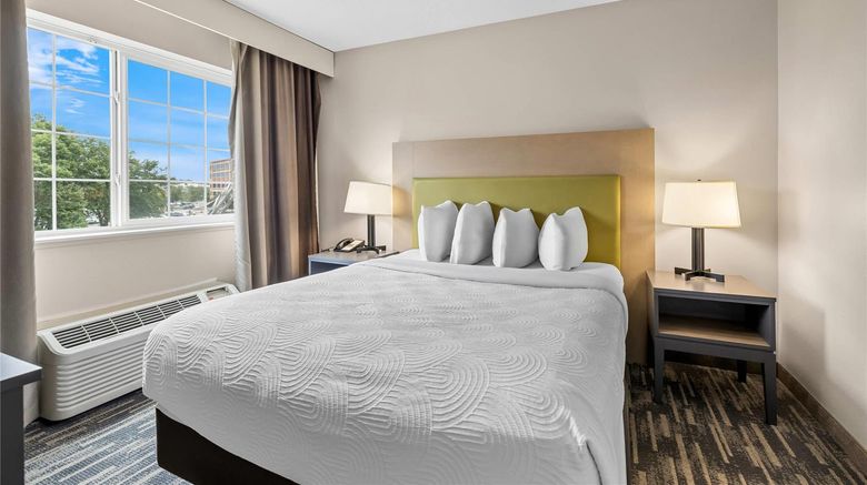 <b>Country Inn & Suites Sioux Falls Suite</b>. Images powered by <a href="https://iceportal.shijigroup.com/" title="IcePortal" target="_blank">IcePortal</a>.