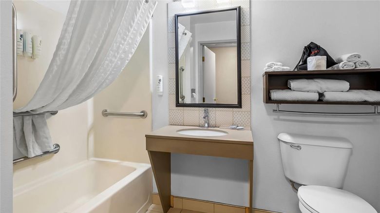 <b>Country Inn & Suites Sioux Falls Room</b>. Images powered by <a href="https://iceportal.shijigroup.com/" title="IcePortal" target="_blank">IcePortal</a>.