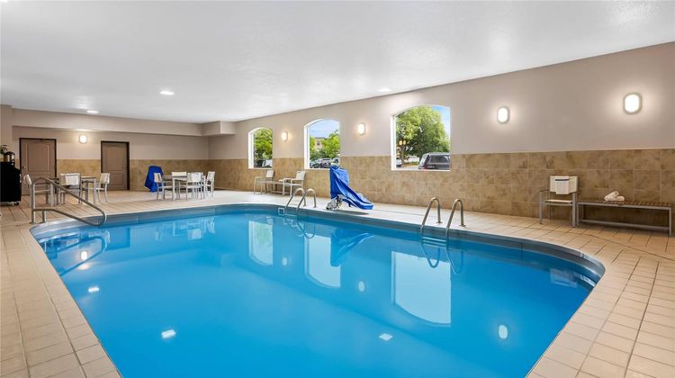 Country Inn & Suites Sioux Falls Pool