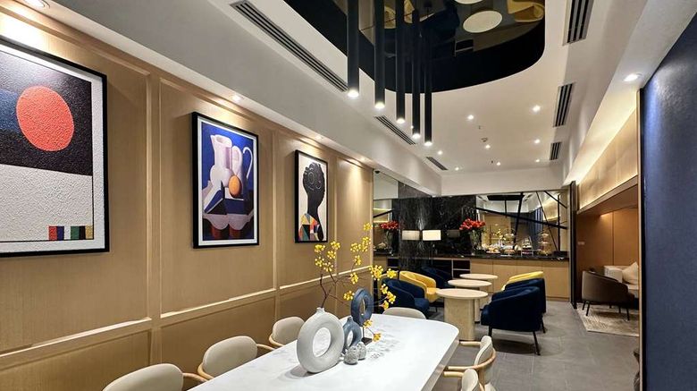 <b>Ramada by Wyndham Bangkok Sukhumvit 11 Lobby</b>. Images powered by <a href="https://iceportal.shijigroup.com/" title="IcePortal" target="_blank">IcePortal</a>.