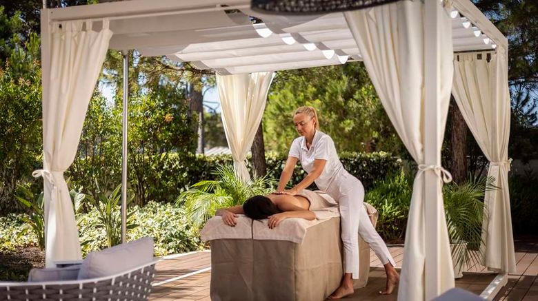 <b>Bellevue Hotel Spa</b>. Images powered by <a href="https://iceportal.shijigroup.com/" title="IcePortal" target="_blank">IcePortal</a>.