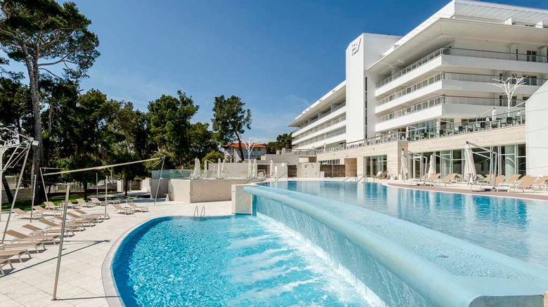 <b>Bellevue Hotel Pool</b>. Images powered by <a href="https://iceportal.shijigroup.com/" title="IcePortal" target="_blank">IcePortal</a>.