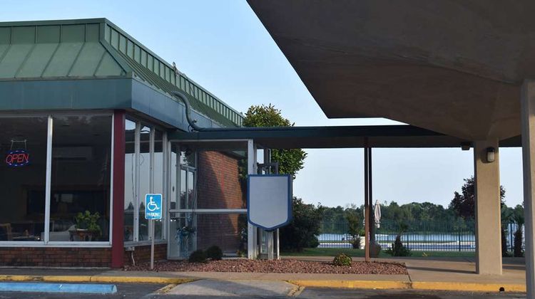 Super 8 by Wyndham Riverside Exterior