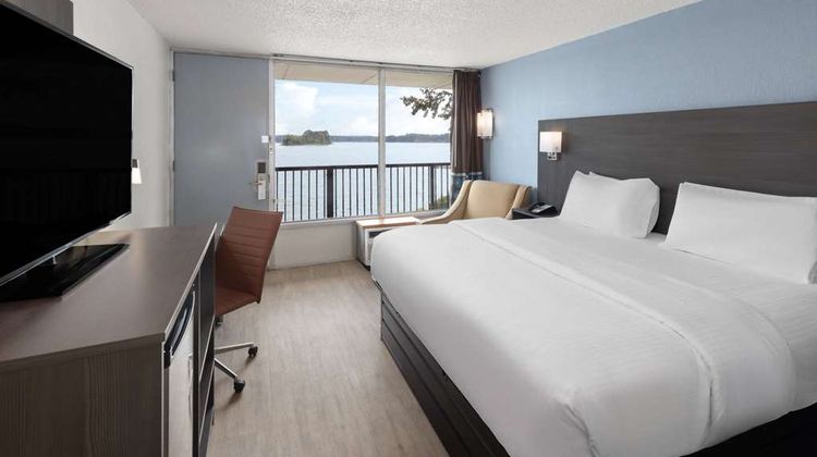 Super 8 by Wyndham Riverside Room